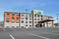 Holiday Inn Express & Suites Clarion
