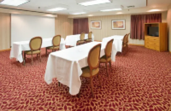 舒適酒店及套房西北密爾沃基 日耳曼敦酒店