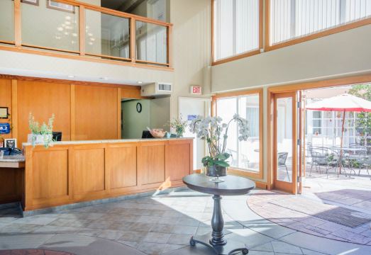 이코노 로지 인 & 스위트