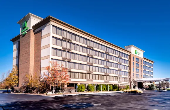 Holiday Inn & Suites 沃倫