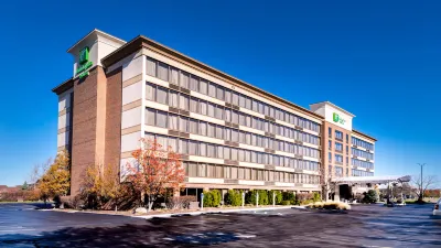 Holiday Inn & Suites Warren Hotels in Warren