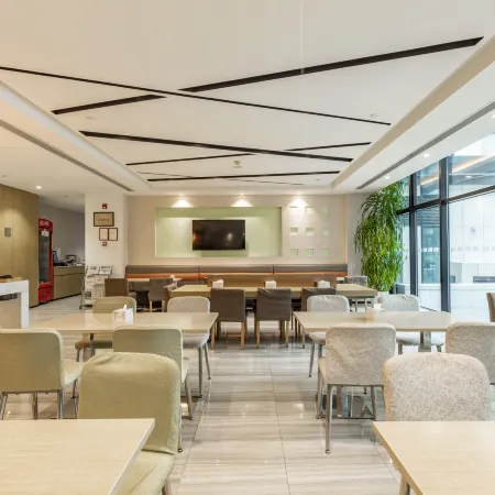 Holiday Inn Express SHANGHAI GONGKANG by IHG Отели рядом с достопримечательностью «Шанхай коммуникейшенс Политекник»
