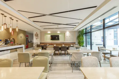 Holiday Inn Express Shanghai Gongkang Отели рядом с достопримечательностью «Shanghai Jiguang Polytechnic College»