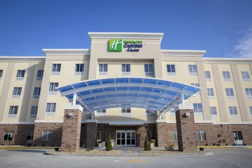 Holiday Inn Express & Suites EDWARDSVILLE by IHG - parking