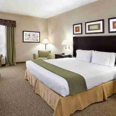 Holiday Inn Express & Suites Cleveland-Streetsboro Rooms