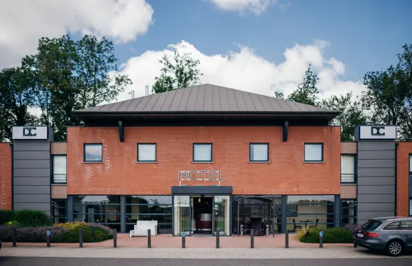 沙勒羅瓦機場 DC 酒店