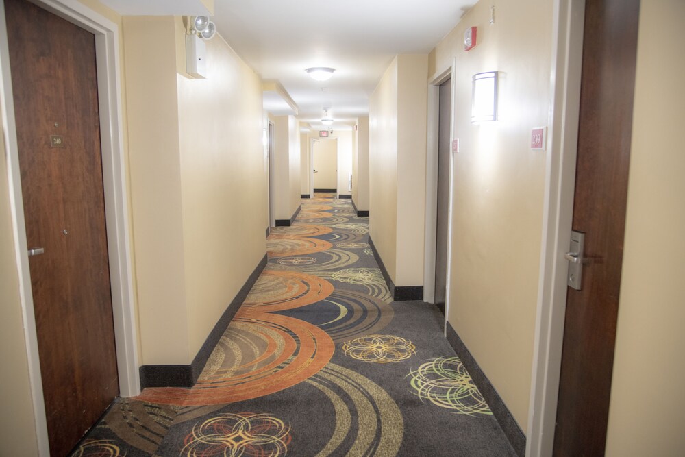 Howard Johnson by Wyndham Allentown/Dorney Hotel & Suites