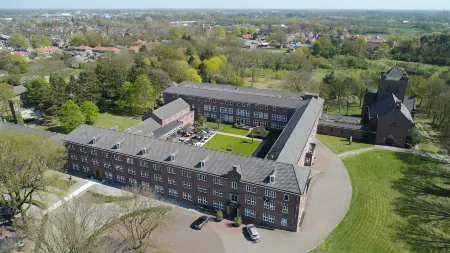 Fletcher Kloosterhotel Willibrordhaeghe Отели в г. Overloon