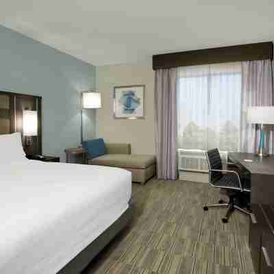 Holiday Inn Express & Suites Lake Charles South Casino Area, an IHG Hotel Rooms