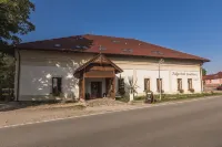 Zájezdní Hostinec zámek Český Rudolec Hotels near Skalka