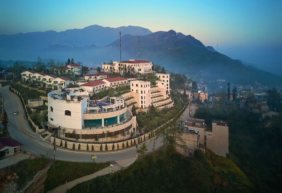 [실크 패스 그랜드 리조트 & 스파 사파의 웅장한 로비 이미지]