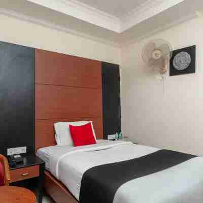 Capital O 8145 Emarald Hotel Rooms
