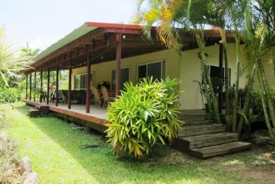 Raina Beach Apartments & Houses Hotel dekat Bandara Internasional Rarotonga