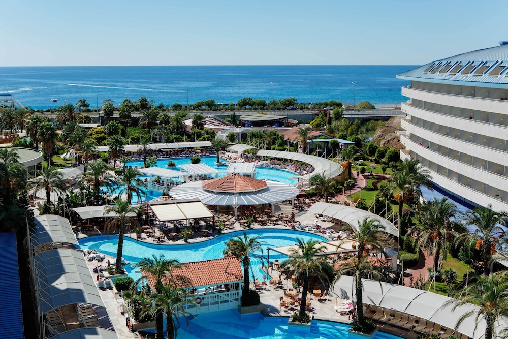 Crystal Admiral Resort Suites & Spa – All Inclusive