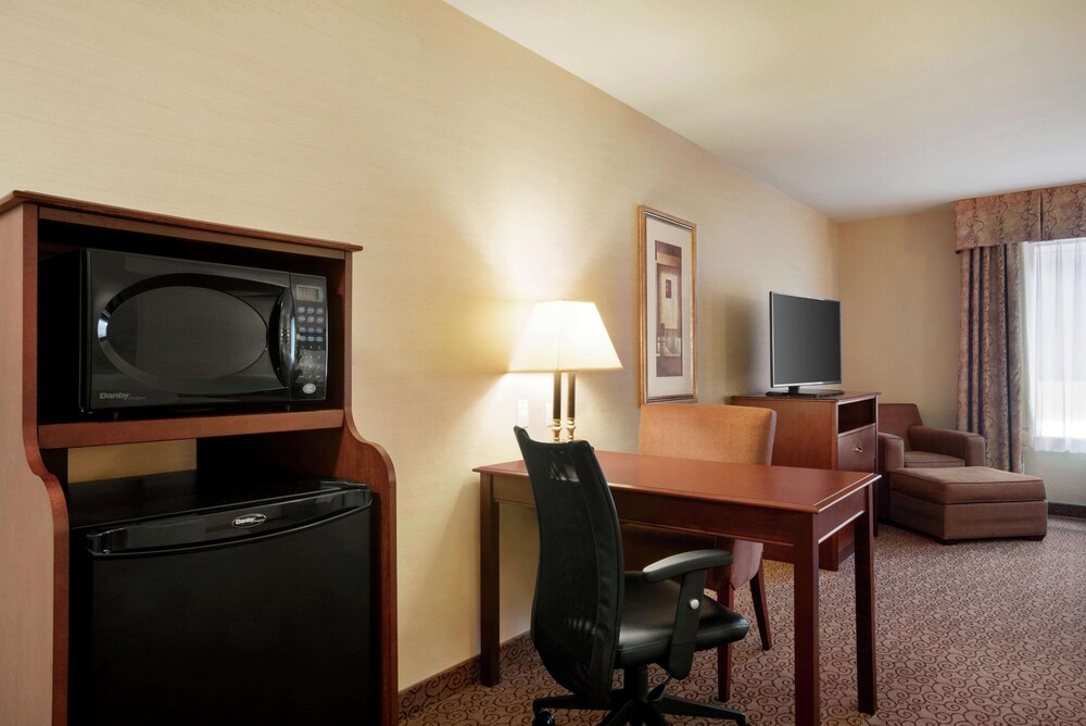 Hampton Inn & Suites West Bend