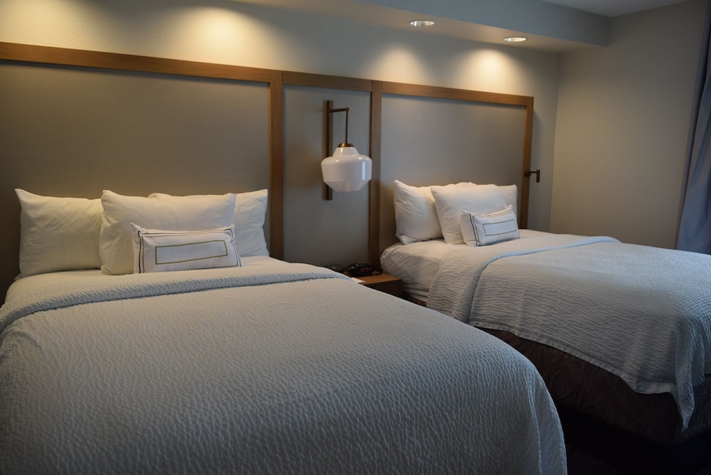 Fairfield Inn and Suites by Marriott Youngstown Austintown