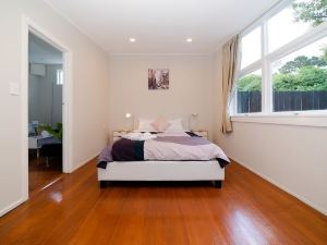 Takapuna Central Spacious & New Home