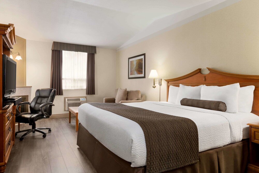 Days Inn & Suites by Wyndham Sault Ste. Marie on