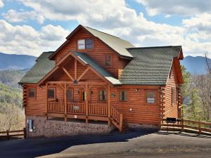 Ridgetop Theatre Lodge - Six Bedroom Cabin