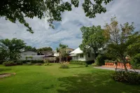 Baan Suan Krung Kao Hotels in Hua Ro