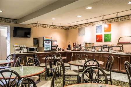 Quality Inn & Suites Dixon Near I-88