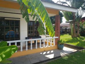 BObi's Cafe & Lodge Cenang Beach - Hostel