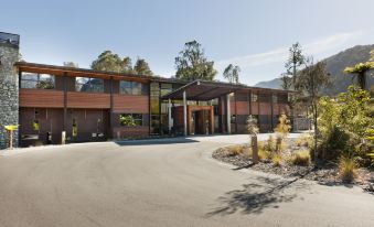 Te Waonui Forest Retreat