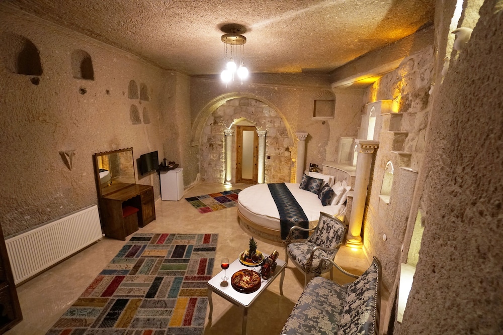 Roma Cave Suite