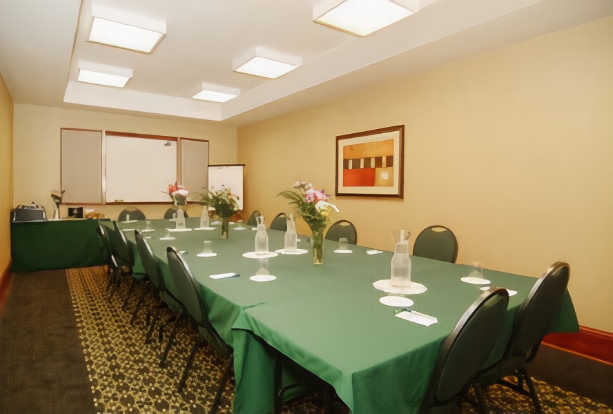 Holiday Inn Express & Suites - Interstate 380 at 33rd Avenue, an Ihg Hotel