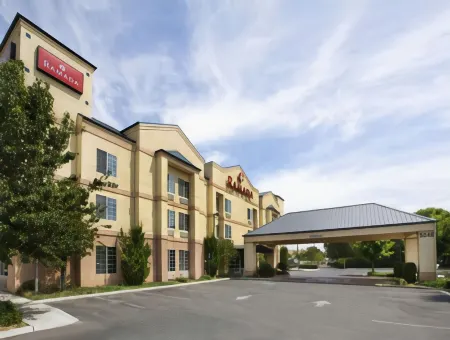 Ramada by Wyndham Fresno Northwest Отели рядом с достопримечательностью «Deran Koligian Stadium»