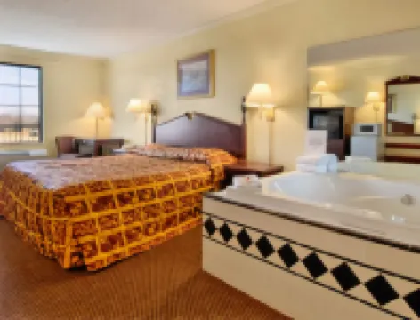 Super 8 by Wyndham Clarksville East
