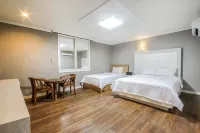 Muan White House Hotel