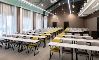 a large conference room with rows of chairs arranged in a semicircle around a long table at Quality Hotel Grand Kongsberg