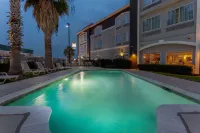La Quinta Inn & Suites by Wyndham Seguin - piscina
