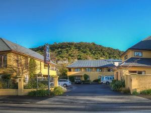 Alhambra Oaks Motor Lodge