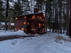 Tarly - Serene Cabin w Two Patios & Hot Tub in Incline Village