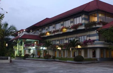 Phatad Valley Hotel Отели рядом с достопримечательностью «Wat Khuan Khao Laem»