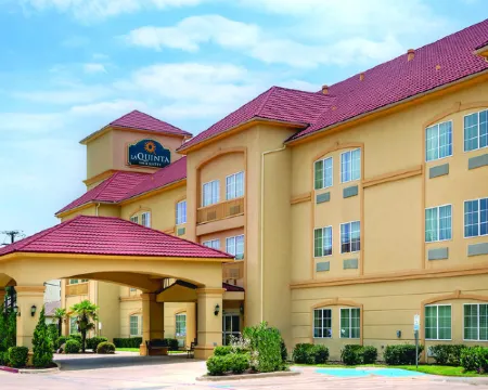 La Quinta Inn & Suites by Wyndham Cleburne クリーバーンのホテル