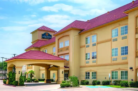 La Quinta Inn & Suites by Wyndham Cleburne Отели в г. Клберн