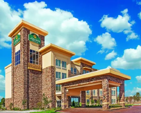 La Quinta Inn & Suites by Wyndham Pecos Hotels in Pecos