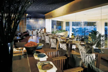 Grand Hyatt Jakarta Отели рядом с достопримечательностью «Централна джамия на Мънтенг»