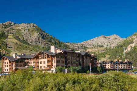 The Village at Palisades Tahoe Отели рядом с достопримечательностью «Squaw Valley Ski Area»