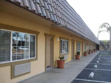 Rodeo Lodge Отели рядом с достопримечательностью «Sierra Vista Kiosk - Fresno County Public Library»