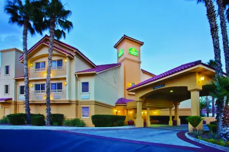 La Quinta Inn & Suites by Wyndham Tucson Airport