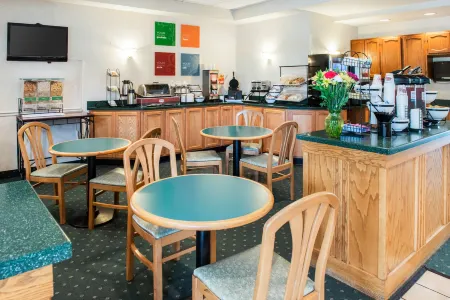 Quality Inn & Suites New Castle Отели рядом с достопримечательностью «TwentySix Bar and Grill»