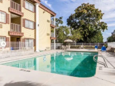 雷德布拉夫 I-5 附近舒適全套房酒店 雷德布拉夫酒店