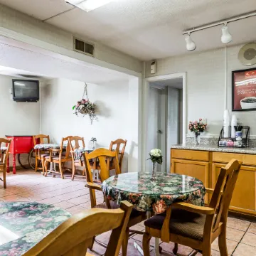 Econo Lodge Inn & Suites Matthews - Charlotte