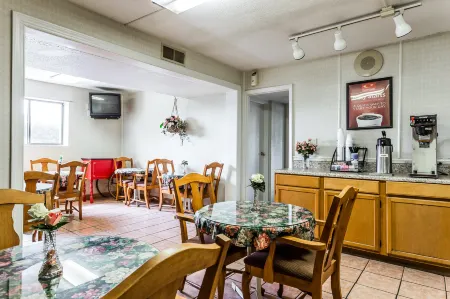 Econo Lodge Inn & Suites Matthews - Charlotte