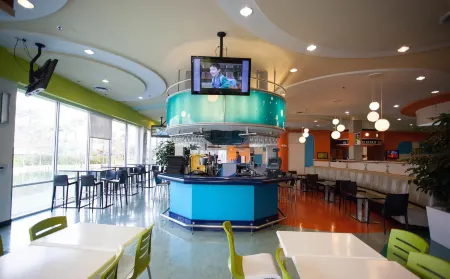 Holiday Inn Resort Orlando Suites - Waterpark Отели рядом с достопримечательностью «Walt Disney: One Man's Dream»