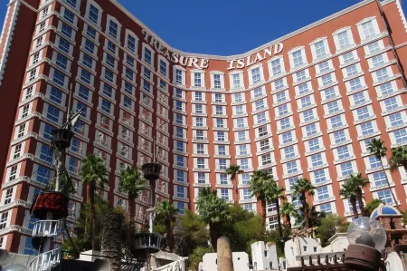 Treasure Island – TI Las Vegas Hotel  & Casino Отели рядом с достопримечательностью «CSI：The Experience Las Vegas»